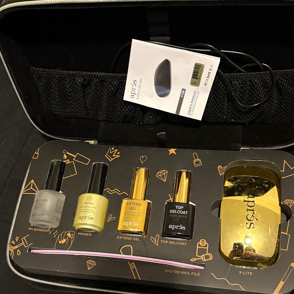 Aprés Nail Kit with Gold and Black Accessories